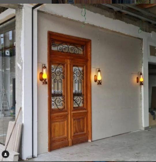 Porta dupla de Peroba Rosa de demolição com vidro e detalhes em ferro