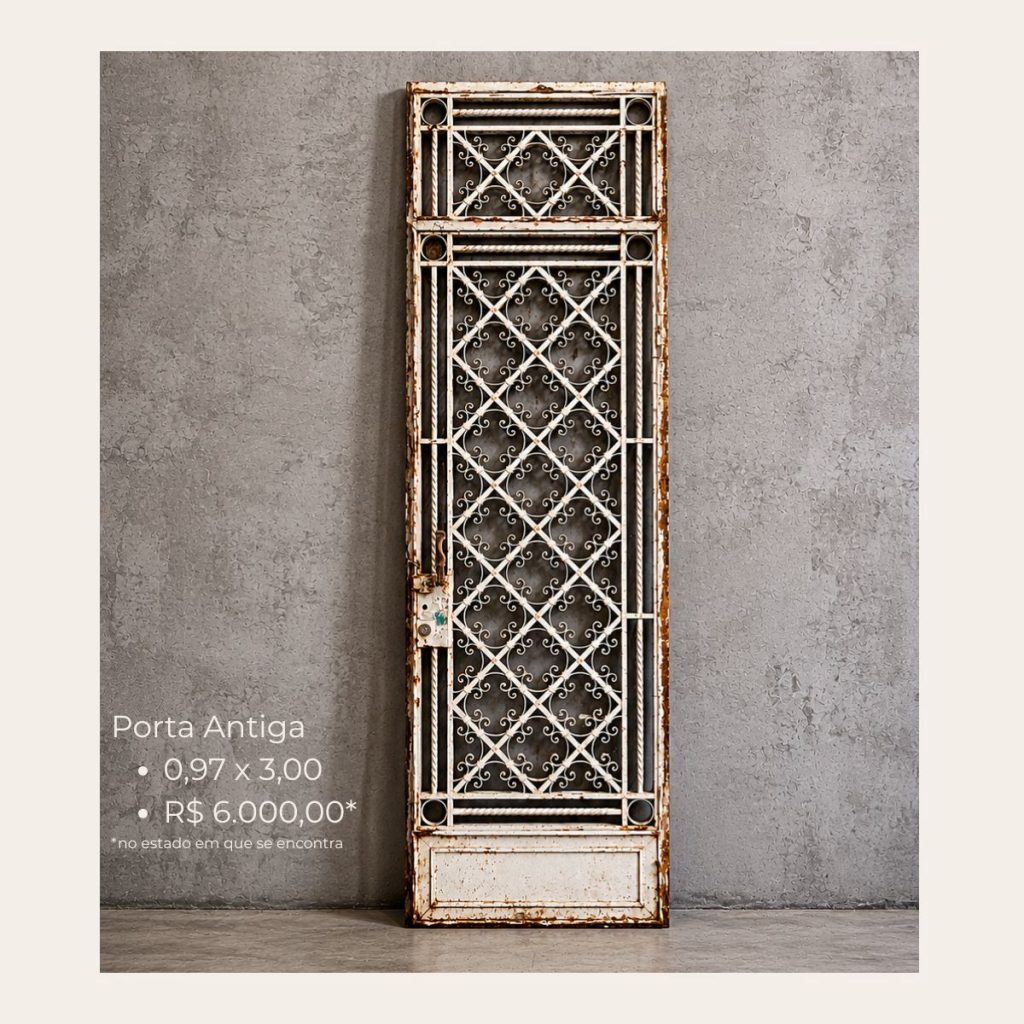 Porta antiga estreita de ferro trabalhado com desenhos ornamentais, medindo 0,97 x 3,00 metros.
