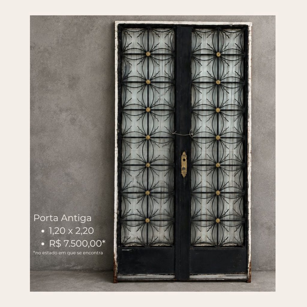 Porta antiga preta de ferro com duas folhas, vidro e detalhes ornamentais dourados, medindo 1,20 x 2,20 metros.