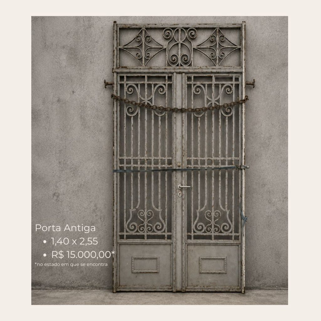 Porta antiga de ferro com duas folhas, bandeira superior e desenhos ornamentais, medindo 1,40 x 2,55 metros.