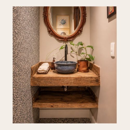 Bancada rústica para lavabo em Peroba Rosa de demolição com cuba de apoio e madeira maciça