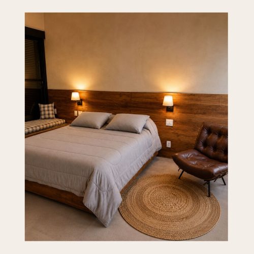 Cabeceira de cama em Peroba Rosa de demolição com painel ripado horizontal em madeira maciça
