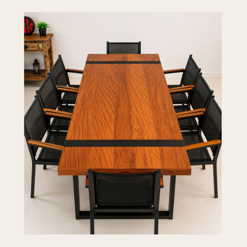 Mesa de jantar industrial em Peroba Rosa de demolição com base metálica preta