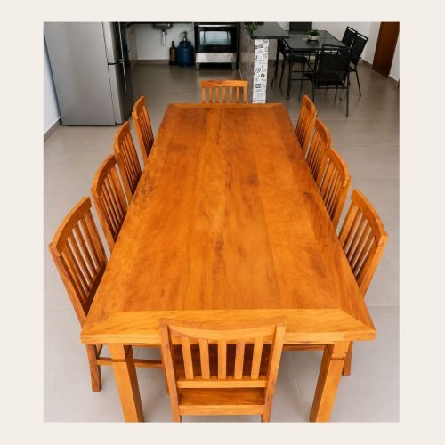 Mesa de jantar em Peroba Rosa de demolição com conjunto de 8 cadeiras em madeira maciça