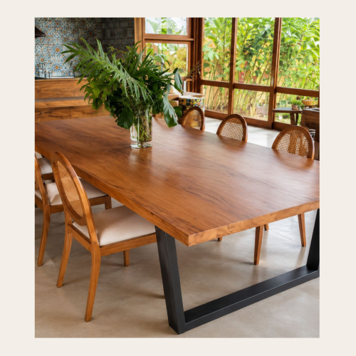 Mesa de jantar em Peroba Rosa de demolição com base metálica preta e tampo em madeira maciça