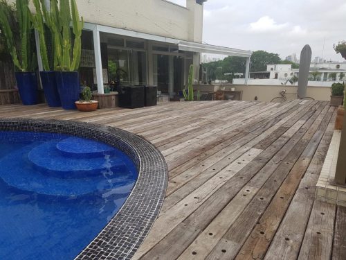 Deck em madeira de cruzeta para área externa, réguas de 9,5cm x 0,035cm, comprimento até 2,40m, acabamento bruto ou lixado