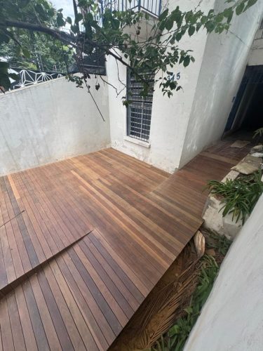 Deck de madeira Ipê de demolição para área externa, réguas sob medida 10cm x 1,9cm