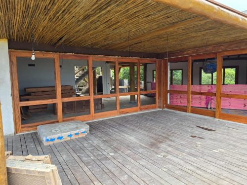 Deck de madeira Ipê de demolição instalado em área externa com piscina, réguas 10cm x 1,9cm sob medida