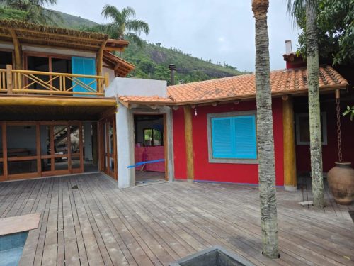 Deck de madeira Ipê de demolição instalado em área externa com piscina, réguas 10cm x 1,9cm sob medida