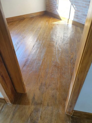 Piso de madeira Peroba Rosa de demolição, rústico natural, com réguas de 19cm x 1,9cm sob medida para ambientes sofisticados